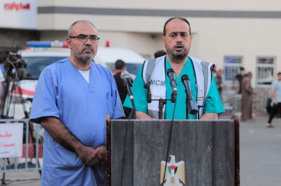 مدير مستشفى الشفاء محمد أبو سلمية متحدثًا للصحفيين أثناء الحرب