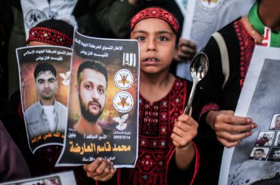 طفلة تحمل صورة للأسير محمد العارضة بعد الهروب الكبير من سجن جلبوع - Yousef Masoud/ Getty Images