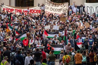 أنصار فلسطين يجتمعون في جامعة هارفارد لإظهار دعمهم للفلسطينيين في غزة في تجمع حاشد في كامبريدج، ماساتشوستس، في 14 أكتوبر 2023.