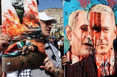 متظاهر يحمل صورة لرئيس الوزراء الإسرائيلي بنيامين نتنياهو والرئيس الأمريكي جو بايدن مرسومة باللون الأحمر لتقليد الدم، خلال مسيرة لدعم الشعب في قطاع غزة، في مدينة نابلس بالضفة الغربية المحتلة، في 26 أكتوبر 2026.
