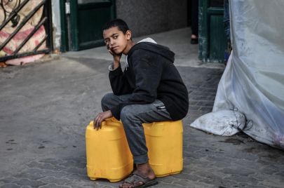 يتعنّى أهالي قطاع غزة في الحصول على مياه بالكاد تكفي لسد العطش -  Abed Zagout/Getty Images