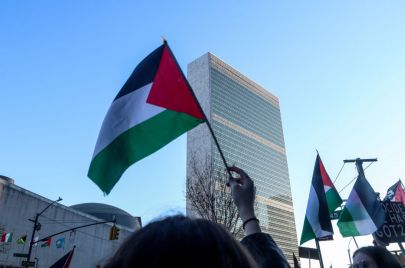 مؤيدون للقضية الفلسطينية يتظاهرون أمام الأمم المتحدة في نيويورك - getty 