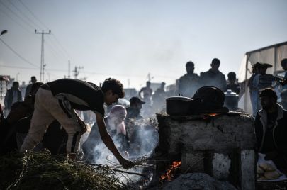عائلة توقد الحطب في غزة