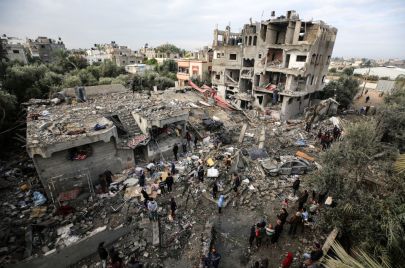 مواطنون يبحثون عن ناجين بعد قصف الاحتلال 4 منازل في مخيم المغازي. 25 أكتوبر 2023