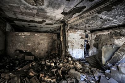 آثار الدمار الذي أحدثه الاحتلال في أحد منازل مخيم نور شمس | تصوير زين جعفر، غيتي ايميجز