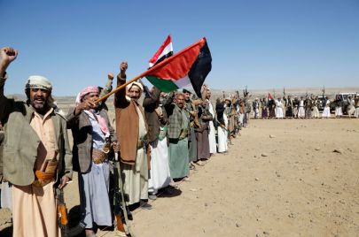 مقاتلون حوثيون يرفعون العلم الفلسطيني