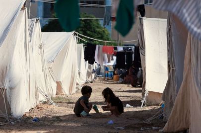 أطفال في مخيم للنازحين جنوب خانيونس في قطاع غزة - محمود الهمص/ Getty