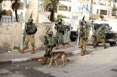 جنود إسرائيليون أثناء أعمال تفتيش في الضفة الغربية 