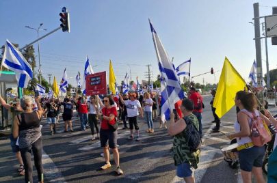 إسرائيليون يتظاهرون للمطالبة بصفقة 