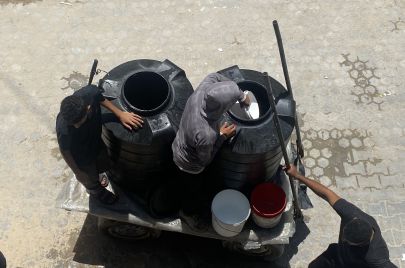 يعتبر توفير المياه العذبة للشرب والمالحة للنظافة الشخصية مهمة شاقة يومية في قطاع غزة