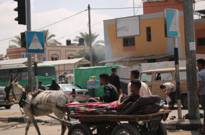 نازحون في دير البلح وسط قطاع غزة 