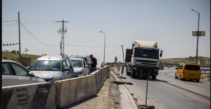 مستوطنون يعترضون على مرور الفلسطينيين من شارع شرق القدس 