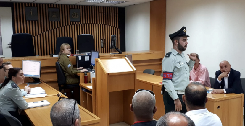 صورة من مجريات محكمة عسكرية إسرائيلية في 2018، بشأن إفشاء وثائق سرية حول مجزرة كفر قاسم. 