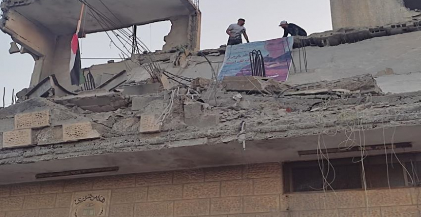 علم فلسطين وصورة الشهيد ضياء على أنقاض المنزل بعد تفجيره | فيسبوك