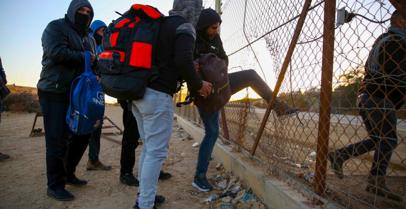 عمال دون تصريح، يجتازون السياج الإسرائيلي الفاصل 