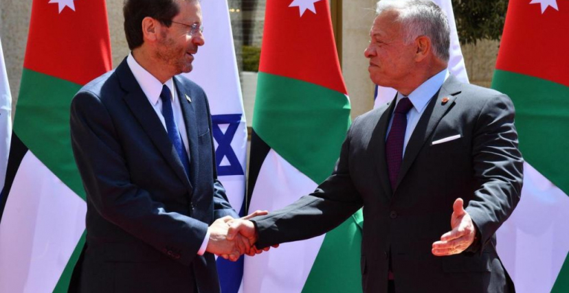 (gettyimages) زار الرئيس الإسرائيلي يتسحاق هرتسوغ، الأردن بشكلٍ سري مطلع الأسبوع الحالي للقاء الملك عبد الله الثاني