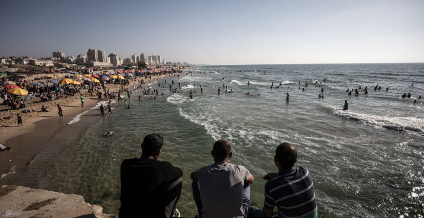 شاطئ بحر غزة نهار الجمعة (Ali Jadallah/ Getty)