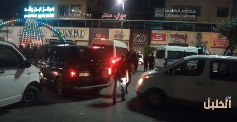 مركبات الأمن في محيط دوار ابن رشد وسط الخليل، قبيل فضّ الاعتصام الرافض لغلاء الأسعار