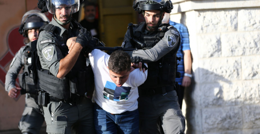 اعتقلت قوات الاحتلال، فجر اليوم الأحد، 11 شابًا فلسطينيًا خلال اقتحامها عدة قرى في مدينة رام الله (gettyimages)
