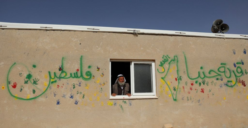 محمد جبارين (60 عامًا)، يقف على نافذة منزله في قرية جنبا، وهي جزء من منطقة مسافر يطا في الضفة الغربية - HAZEM BADER/Getty