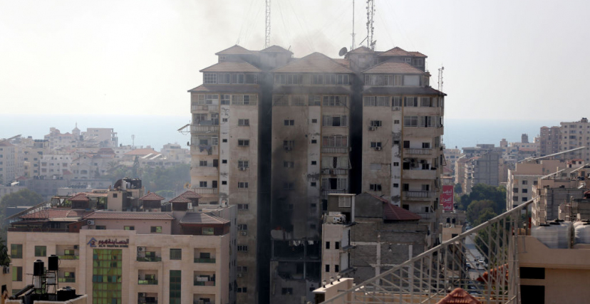 غارة إسرائيلية استهدفت برج فلسطين في حي الرمال (gettyimages)