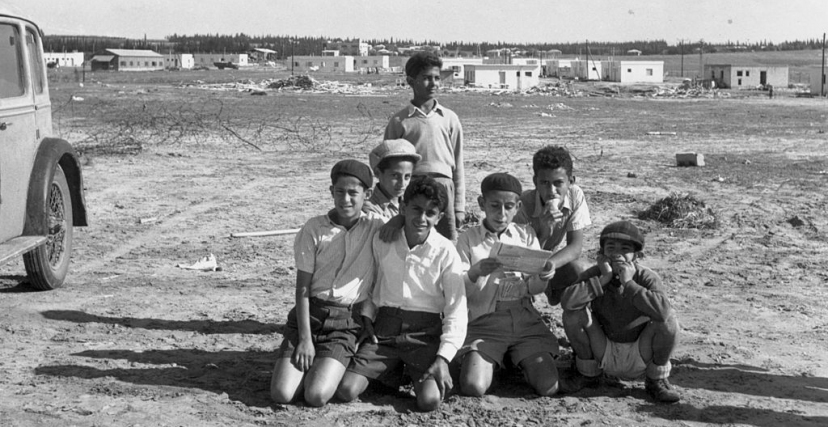 مهاجرون أطفال من اليمن نقلتهم الحركة الصهيونية إلى "إسرائيل" عام 1956 (gettyimages)