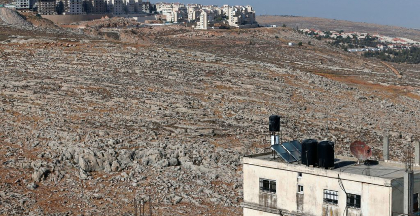 مستوطنة "كوخاف يعقوب" كما تظهر من مخيم قلنديا - ABBAS MOMANI/ Getty