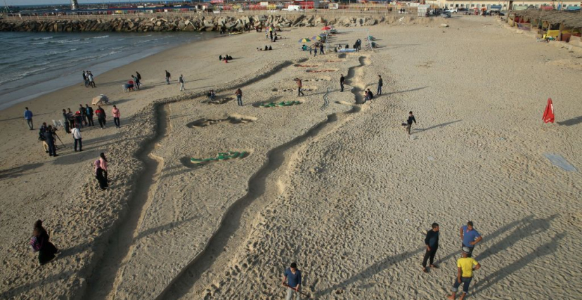 خريطة فلسطين على شاطئ غزة (Getty)