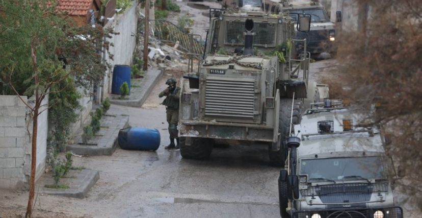 من الاقتحام الإسرائيلي لمخيم عقبة جبر جنوب أريحا صباح السبت (Issam Rimawi/ Getty Images)