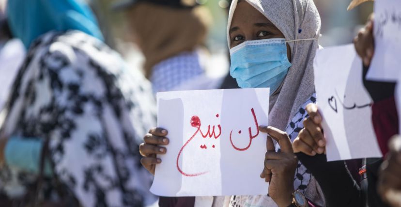 Mahmoud Hjaj/ Getty Images - متظاهرون رفضًا للتطبيع في الخرطوم 