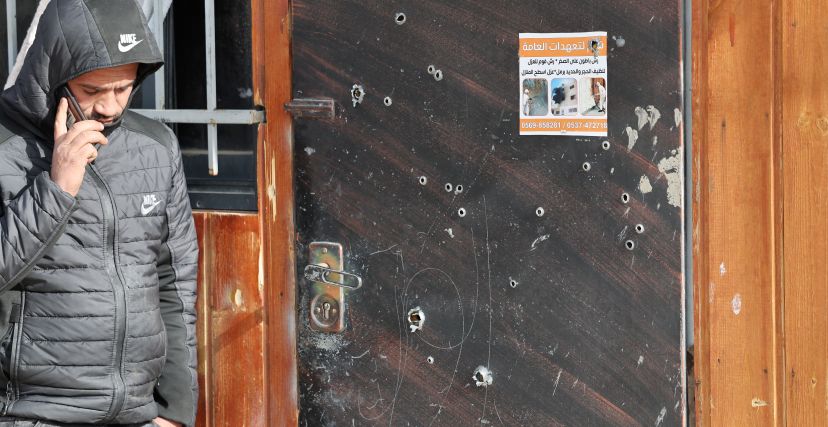 اثار الرصاص في المنزل الذي استهدفه الاحتلال في مخيم عقبة جبر | تصوير أحمد غرابلي