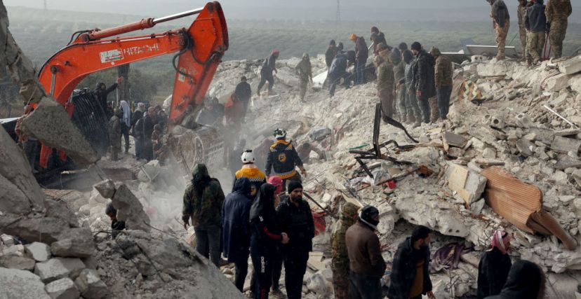 سوريون يبحثون عن أحياء تحت ركام الزلزال -  OMAR HAJ KADOUR/ Getty Images