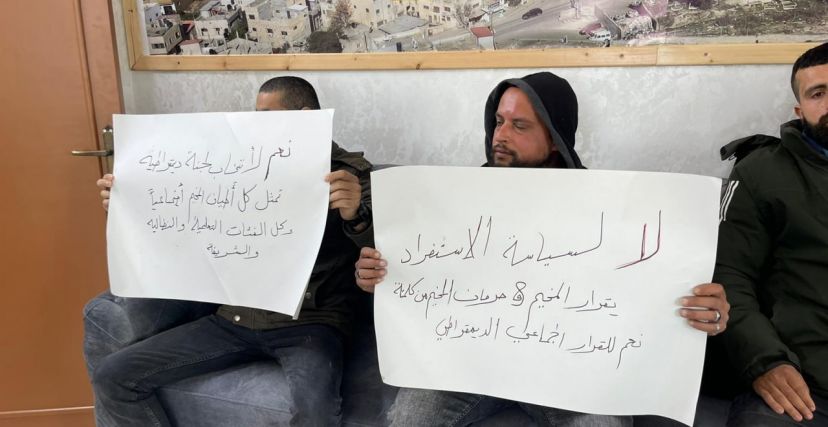 معتصمون يطالبون بإجراء انتخابات للجنة المخيم