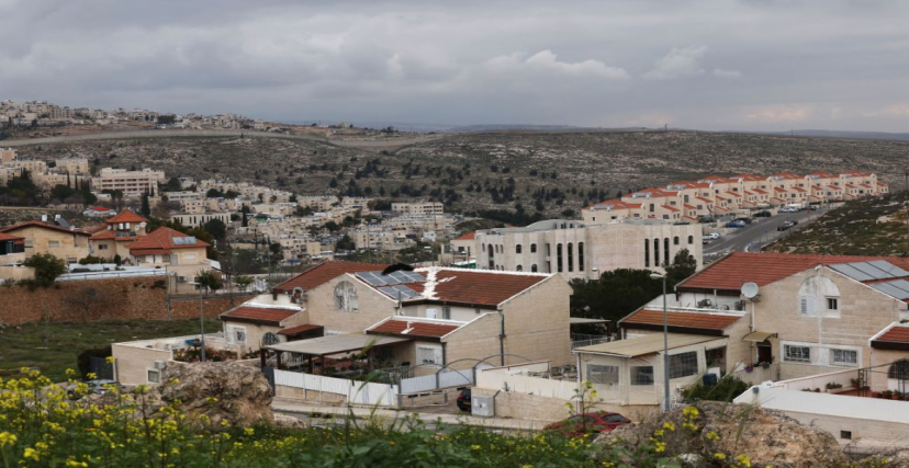 صورة التقطت من مخيم شعفاط تظهر مستوطنة بسغات زئيف المقامة على أراضي القدس | تصوير أحمد غرابلي