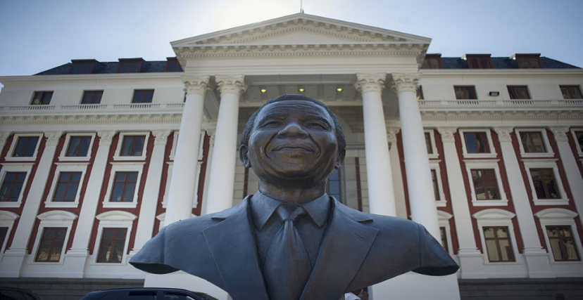 صورة تظهر تمثالاً لنيلسون مانديلا أمام برلمان جنوب افريقيا | gettyimages