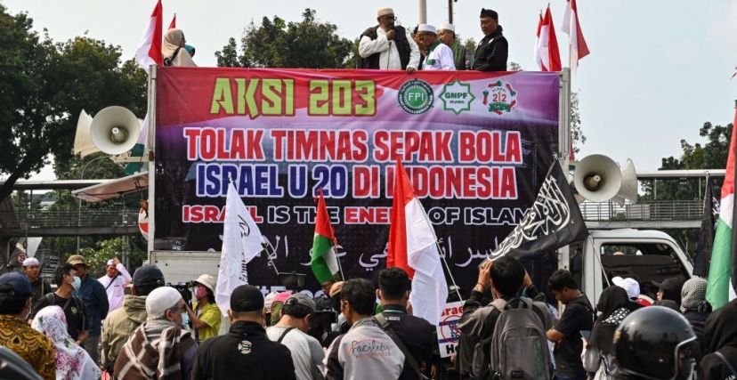 ADEK BERRY/ Getty Images - نشطاء في اندونيسيا يطالبون بمنع دخول المنتخب الإسرائيلي لبلادهم