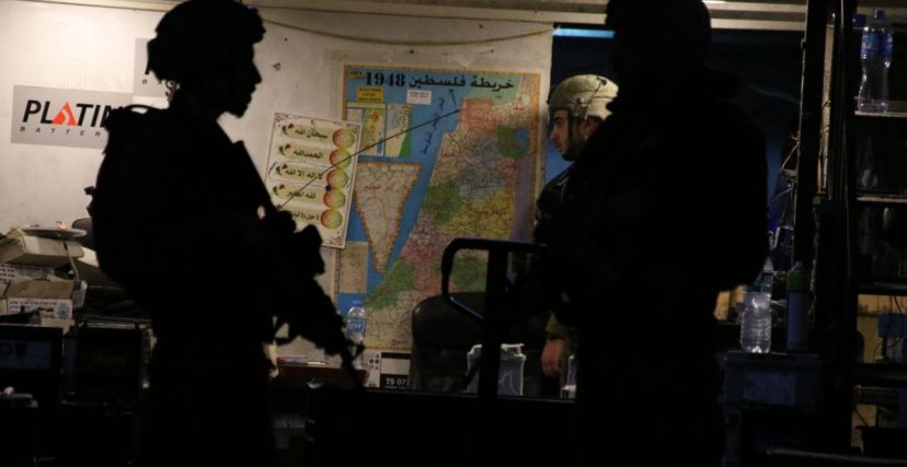 جنود في حملة مداهمة ببلدة حوارة بعد عملية إطلاق النار مساء اليوم (تصوير: وهاج بني مفلح - الترا فلسطين)