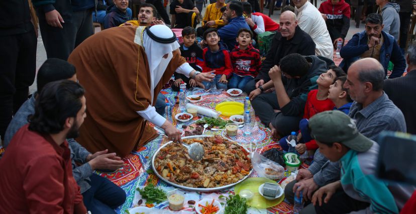 كبار وصغار، يجتمعون في مكان واحد لتناول وجبة الإفطار (صورة: سمر أبو العوف) 