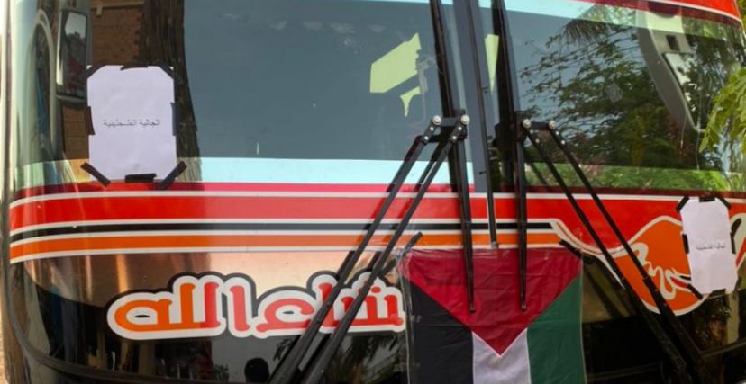 إحدى الحافلات التي أقلت فلسطينيين من قطاع غزة، من السودان