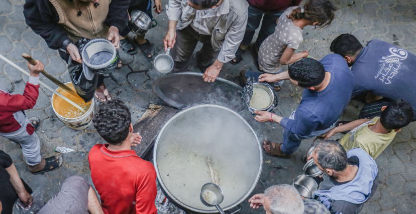 غزيّون ينتظرون وجبة الإفطار خلال شهر رمضان - getty images
