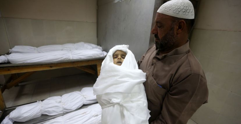  مسعف يرفع جثمان طفل قتله الاحتلال في غارة خلال شهر آب/أغسطس 2022 | gettyimages 
