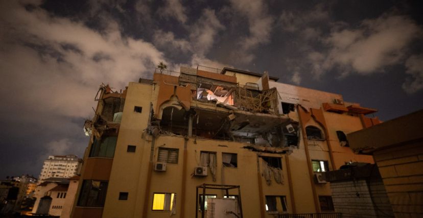 آثار قصف منزل أحد قادة الجهاد الإسلامي فجر الثلاثاء في بداية عملية "الدرع والسهم" 