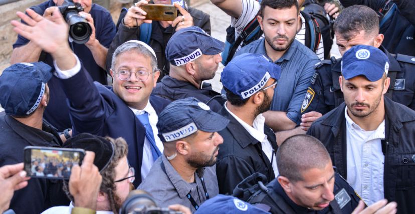 ايتمار بن غفير في وسط الحراس مسيرة الاعلام يوم توحيد القدس