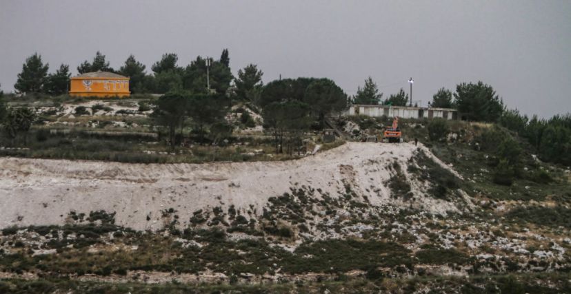 سمح الاحتلال للمستوطنين بإدخال آلية حفر واحدة، لبدء العمل في المكان – Nasser Ishtayeh / Getty Images 