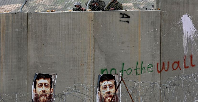  صور خضر عدنان على الجدار الإسرائيلي الفاصل في قرية بلعين غرب رام الله/ 2012 - ABBAS MOMANI/ Getty Images