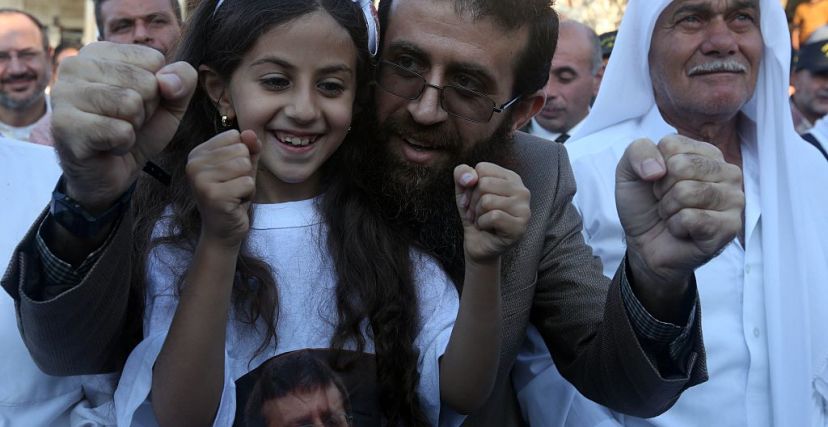 خضر عدنان مع طفلته، بعد تحرره من الأسر عام 2015 - JAAFAR ASHTIYEH/ Getty Images 