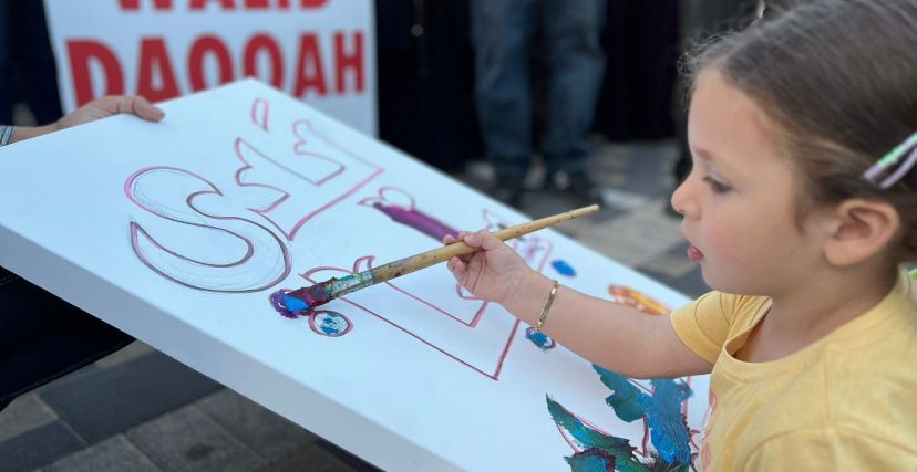 رسمت ابنة الأسير، الطفلة ميلاد دقة، لوحة كبيرة كتب عليها "بدي بابا وليد"