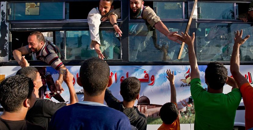 الأسرى المفرج عنهم في صفقة "وفاء الأحرار" لحظة وصولهم قطاع غزة - Lynsey Addario/Getty Images