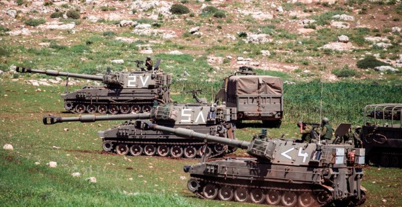 صورة توضيحية: دبابات إسرائيلية خلال مناورة عسكرية على أراضي مصادرة في بلدة عقربا 