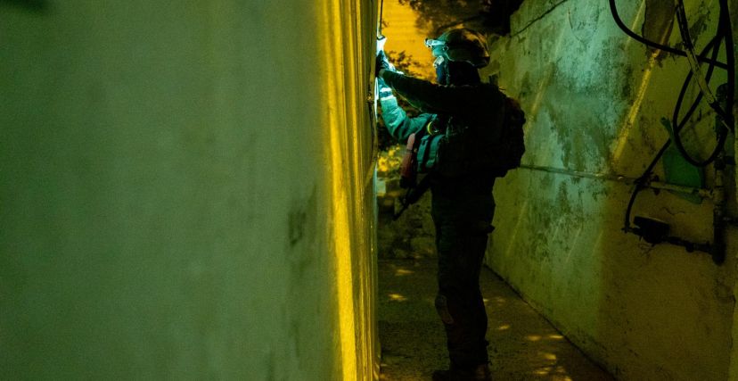جندي في جيش الاحتلال أثناء اقتحام أحد المنازل الفلسطينية
